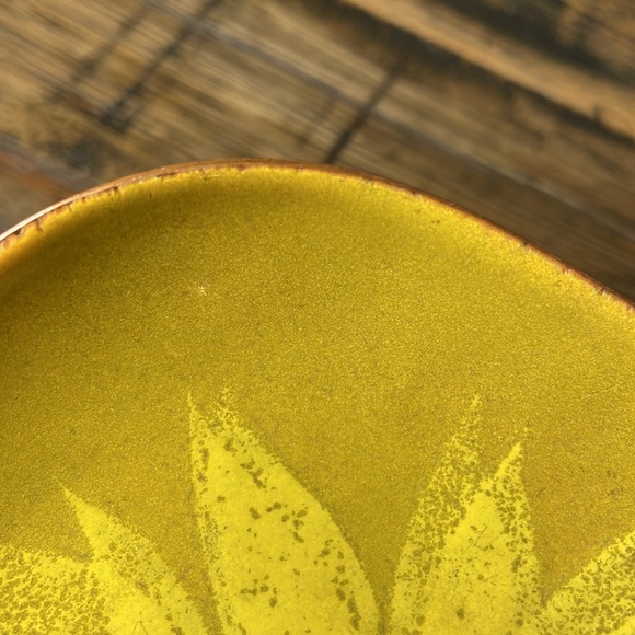 Fun sunflower metal plate with raised centre. Edges appear copper. - Picture 11 of 12
